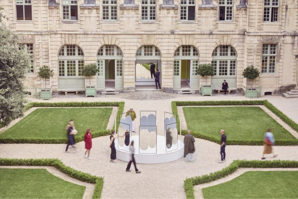 Squeeze installation at Hôtel de Sully, Paris